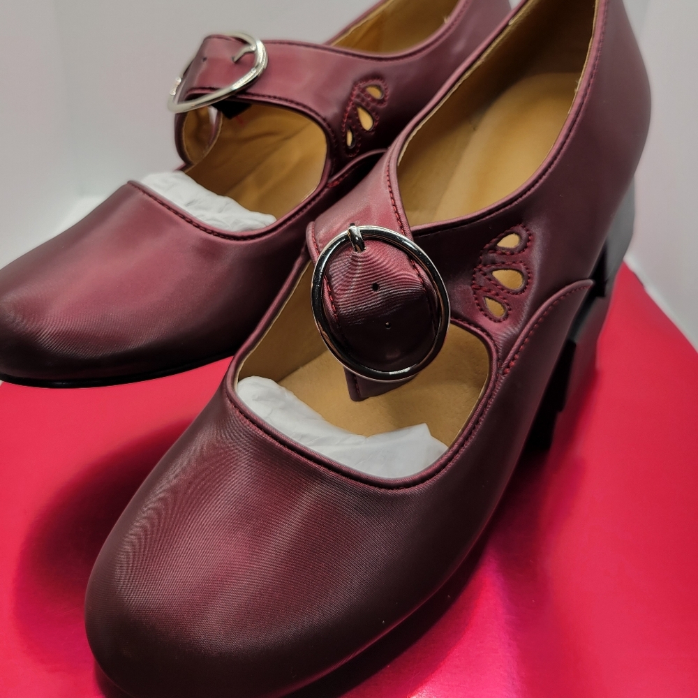 BEAUTIFUL SHOES WINE COLOR SIZE 6.5